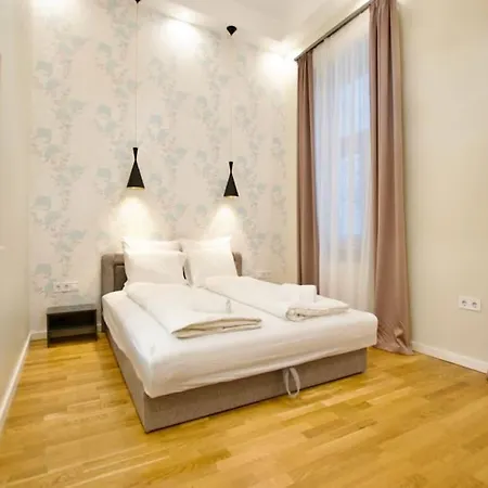 Standard By Hi5- Charming * Budapest